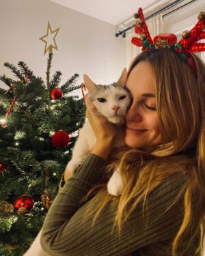Joy Esther Instagram - Aaaaah ouiiiiii 🎄❤️ 
Mes amours de toute ma vie. Mes deux chats et j’oublie pas mon Willy ✨