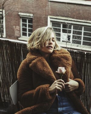 Joy Esther Instagram - Spring is coming 🌷 avec une faux fur parce que AGLAGLA 🥶

📸 @romainrigalinsta 🥰