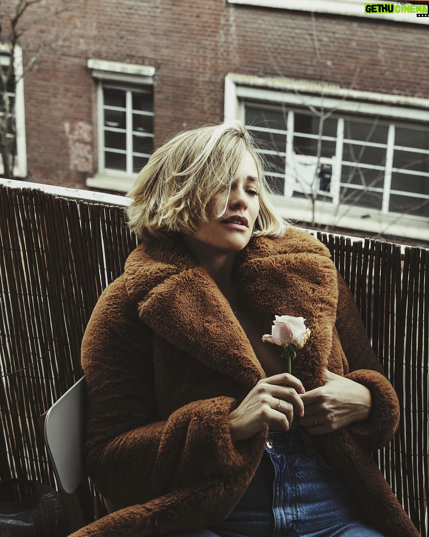 Joy Esther - 3 Likes - Spring is coming 🌷 avec une faux fur parce que AGLAGLA 🥶
📸 @romainrigalinsta 🥰