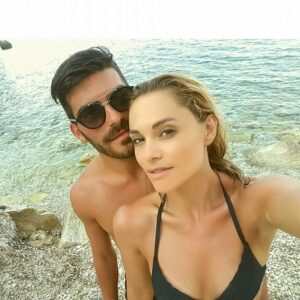 Joy Esther Instagram - 10 anni fa, hai fatto battere di nuovo il mio cuore ♥️ 
Auguri amore mio 
#10anni #10yearsanniversary #noidue