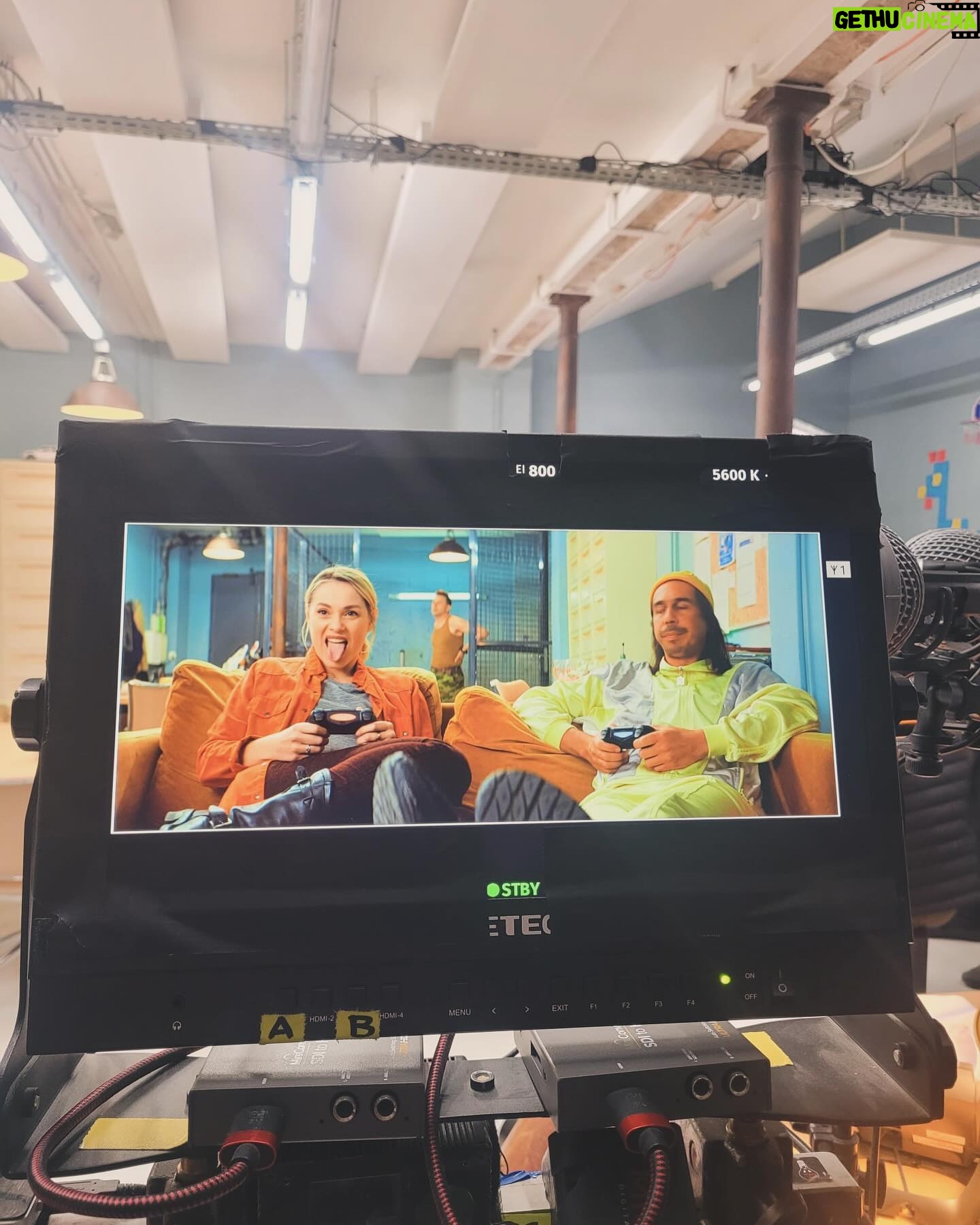Joy Esther Instagram - Une première semaine trop chouette sur le film Babylone de Jérôme L’Hotsky @diemxdiem @eliesemounofficiel @alyzeelalande @andy.cocq @esteban_naivenewbeaters @writerz_production 🎬🥰