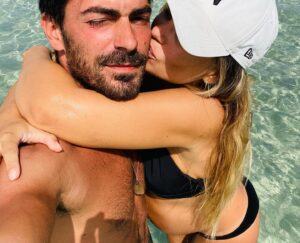 Joy Esther Instagram - 10 anni fa, hai fatto battere di nuovo il mio cuore ♥️ 
Auguri amore mio 
#10anni #10yearsanniversary #noidue