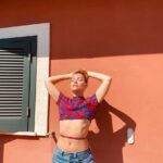 Joy Esther Instagram - Sun Day ☀️ Spring is coming🌻 dans le Levi’s de mon mec 🥰