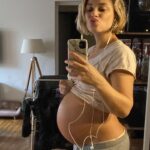 Joy Esther Instagram – Passage de 38 à 39  ans 🥰 ce fût merveilleux (sauf quand j’ai vomi à peu près 9 mois 😆) 
C’était il y a quelques jours 🎂 et merci à vous pour vos nombreux messages ♥️ 
L’an prochain grosse teuf for the big 4 🥳🤪
(Je précise que ce n’est pas une nouvelle grossesse 🥵)

Merci @stefan_sn et @romainrigalinsta pour ces jolies photos 🥰