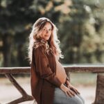 Joy Esther Instagram - Mon entrée dans ce 8eme mois captée il y a 3 semaines par mon ami @stefanmucchielli ♥️🥰 Merci mon p’tit chou pour ces jolies photos qui traduisent une partie visible de ce que peut être une grossesse. Dans ce cas là, la mienne. Clairement la grossesse n’est pas un rêve éveillé comme on veut bien nous le faire croire. Certes il y a des moments magiques mais c’est TOUT ! 😅 je ne m’épancherai pas plus. Courage et pensées à toutes les femmes qui désirent être enceintes ou qui le sont et qui vivent des grossesses compliquées ou juste relou ! Nous ne sommes pas obligées d’aimer être enceinte ! Et c’est OK de le dire ! Encore un mois pour moi 💪🏼 et je me souhaite du courage 😅 .. la délivrance sera ma récompense et mon plus beau cadeau 👶🏼 Big up à tous les papas, les mamans 2, ou partenaires qui nous soutiennent. Merci à mon homme pour ses bras, son épaule et ses respirations avec moi ♥️ 📸 @stefanmucchielli