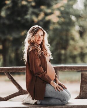 Joy Esther Instagram - Mon entrée dans ce 8eme mois captée il y a 3 semaines par mon ami @stefanmucchielli ♥️🥰
Merci mon p’tit chou pour ces jolies photos qui traduisent une partie visible de ce que peut être une grossesse. 
Dans ce cas là, la mienne. 
Clairement la grossesse n’est pas un rêve éveillé comme on veut bien nous le faire croire. Certes il y a des moments magiques mais c’est TOUT ! 😅 je ne m’épancherai pas plus. 
Courage et pensées à toutes les femmes qui désirent être enceintes ou qui le sont et qui vivent des grossesses compliquées ou juste relou ! 
Nous ne sommes pas obligées d’aimer être enceinte ! Et c’est OK de le dire ! 
Encore un mois pour moi 💪🏼 et je me souhaite du courage 😅 .. la délivrance sera ma récompense et mon plus beau cadeau 👶🏼
Big up à tous les papas, les mamans 2, ou partenaires qui nous soutiennent. Merci à mon homme pour ses bras, son épaule et ses respirations avec moi ♥️

📸 @stefanmucchielli