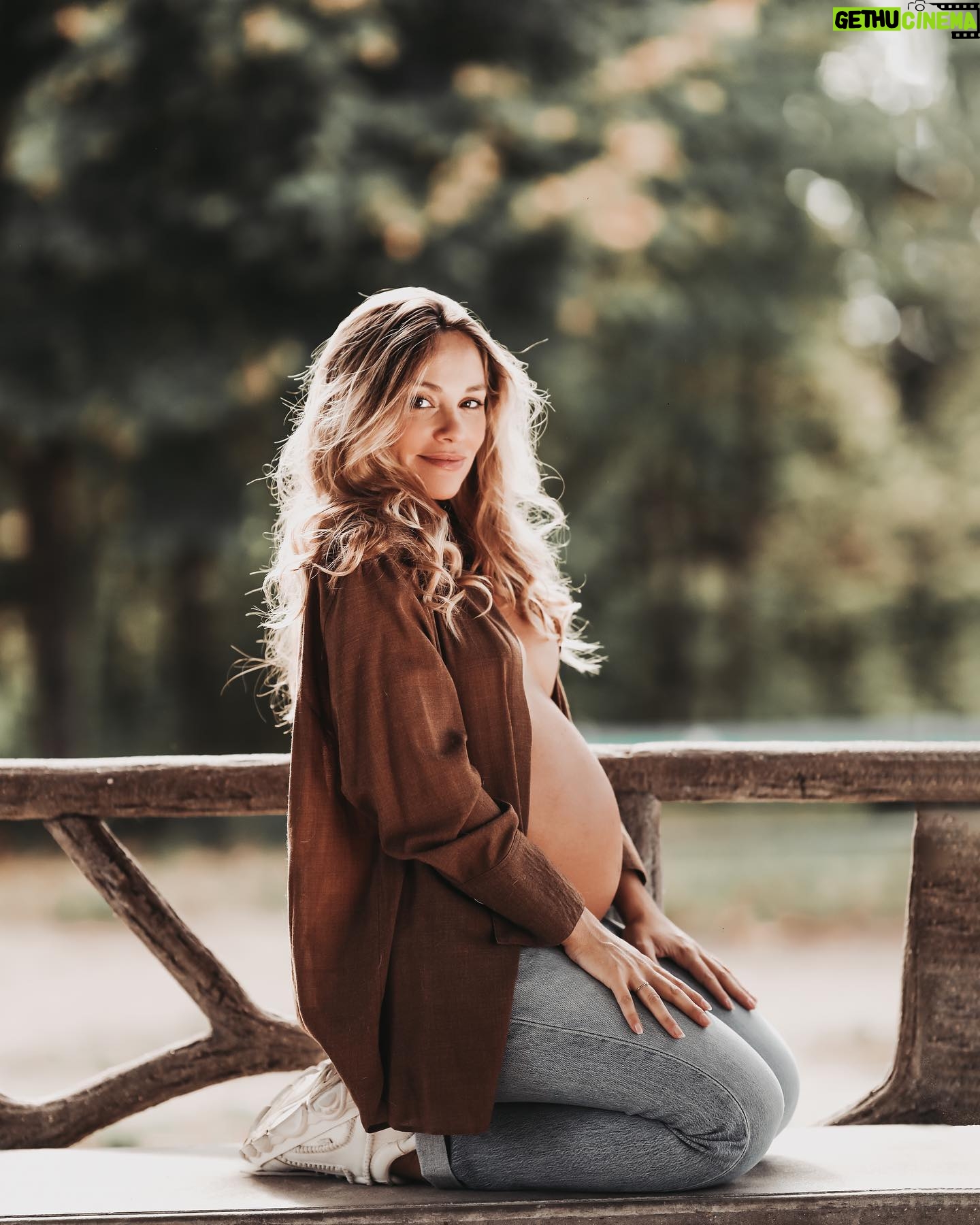 Joy Esther - 3 Likes - Mon entrée dans ce 8eme mois captée il y a 3 semaines par mon ami @stefanmucchielli ♥️🥰
Merci mon p’tit chou pour ces jolies photos qui traduisent une partie visible de ce que peut être une grossesse.
Dans ce cas là, la mienne.
Clairement la grossesse n’est pas un rêve éveillé comme on veut bien nous le faire croire. Certes il y a des moments magiques mais c’est TOUT ! 😅 je ne m’épancherai pas plus.
Courage et pensées à toutes les femmes qui désirent être enceintes ou qui le sont et qui vivent des grossesses compliquées ou juste relou !
Nous ne sommes pas obligées d’aimer être enceinte ! Et c’est OK de le dire !
Encore un mois pour moi 💪🏼 et je me souhaite du courage 😅 .. la délivrance sera ma récompense et mon plus beau cadeau 👶🏼
Big up à tous les papas, les mamans 2, ou partenaires qui nous soutiennent. Merci à mon homme pour ses bras, son épaule et ses respirations avec moi ♥️
📸 @stefanmucchielli