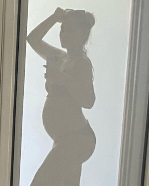 Joy Esther Instagram - Passage de 38 à 39  ans 🥰 ce fût merveilleux (sauf quand j’ai vomi à peu près 9 mois 😆) 
C’était il y a quelques jours 🎂 et merci à vous pour vos nombreux messages ♥️ 
L’an prochain grosse teuf for the big 4 🥳🤪
(Je précise que ce n’est pas une nouvelle grossesse 🥵)

Merci @stefan_sn et @romainrigalinsta pour ces jolies photos 🥰