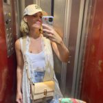 Joy Esther Instagram – Passage de 38 à 39  ans 🥰 ce fût merveilleux (sauf quand j’ai vomi à peu près 9 mois 😆) 
C’était il y a quelques jours 🎂 et merci à vous pour vos nombreux messages ♥️ 
L’an prochain grosse teuf for the big 4 🥳🤪
(Je précise que ce n’est pas une nouvelle grossesse 🥵)

Merci @stefan_sn et @romainrigalinsta pour ces jolies photos 🥰