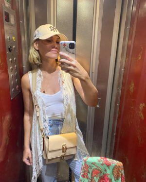 Joy Esther Instagram - Passage de 38 à 39  ans 🥰 ce fût merveilleux (sauf quand j’ai vomi à peu près 9 mois 😆) 
C’était il y a quelques jours 🎂 et merci à vous pour vos nombreux messages ♥️ 
L’an prochain grosse teuf for the big 4 🥳🤪
(Je précise que ce n’est pas une nouvelle grossesse 🥵)

Merci @stefan_sn et @romainrigalinsta pour ces jolies photos 🥰