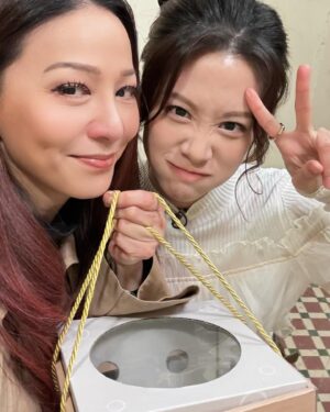 Joyce Tang Lai-Ming Instagram - 多謝Iris 自家種蜜瓜 love u 🥰 
Happy new year
@iris_lammm