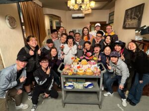 Joyce Tang Lai-Ming Instagram - 愛回家台前幕後好有愛呀 ❤️💕
#愛回家之開心速遞 
# 1月生日之星 #happybirthday 
@chandrew117 @konniecrab @palsinn @maboboma @kellyyygu_ @hoho_c66 @