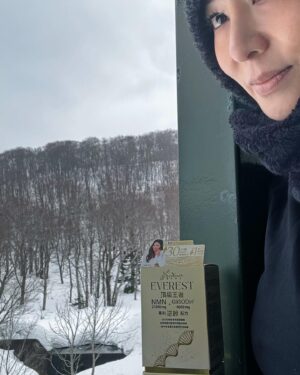 Joyce Tang Lai-Ming Instagram - 人到中年
有錢無健康就出事啦
如果冇錢又冇健康仲大件事
所以一定要努力工作
同時keep住鍛鍊體能
有健康身體強健體魄才可以挑戰自己
#bcsnowboarding #snowboarding #hakkoda #powdersnow #唔係講笑真係有用 #nmn #neoyouth