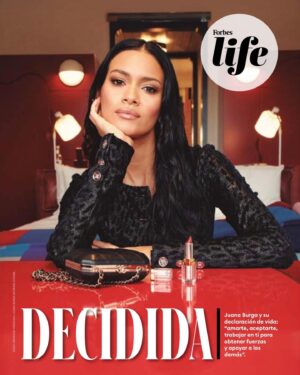 Juana Burga Instagram - Cover story @forbes_peru 🫶🏽🎬🇵🇪 Portada! 

Wearing total look @chanelofficial 
📸 @diegoarmandome 
📝 @sheilasi