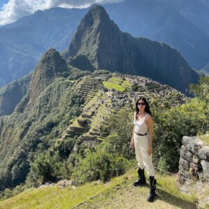 Juana Burga Instagram - “Nuna Awaq es un proyecto mío, que nació del corazón y la pasión. Representa ese fuerte patrimonio cultural del que vengo... Quería empoderar a los artesanos como artistas y trabajadores, pero también como el motor de la moda sostenible, porque la sostenibilidad no sería tan fuerte en este momento si no fuera por ellos, que se han empeñado en mantener estas tradiciones durante muchos años.” - Juana Burga

Más en LATINNESS.COM

#CafecitoConLatinness #CoffeeWithLatinness #JuanaBurga