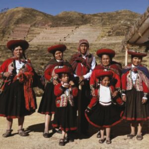 Juana Burga Instagram - “Nuna Awaq es un proyecto mío, que nació del corazón y la pasión. Representa ese fuerte patrimonio cultural del que vengo... Quería empoderar a los artesanos como artistas y trabajadores, pero también como el motor de la moda sostenible, porque la sostenibilidad no sería tan fuerte en este momento si no fuera por ellos, que se han empeñado en mantener estas tradiciones durante muchos años.” - Juana Burga

Más en LATINNESS.COM

#CafecitoConLatinness #CoffeeWithLatinness #JuanaBurga
