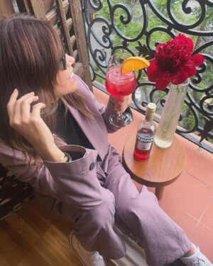 Juana Acosta Instagram - Brindo porque se aproxima una nueva aventura en @festivaldecannes de la mano de @campariofficial @campari_spain y este año presentando película; que felicidaaad! Cheers! ❤️#CampariCinema #Cannes2024