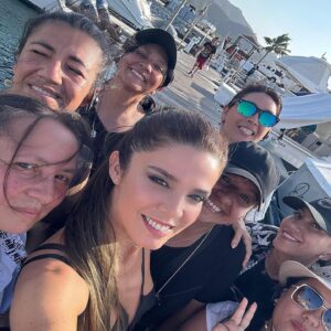 Juana Acosta Instagram - It’s a wrap!!!! ❤️ Casi 4 meses con el mejor equipo posible; cuánto talento y cuánta calidad humana, me voy llena de amor y de gratitud. Los adoro! @netflixlat @netflixcolombia @tisproductions_