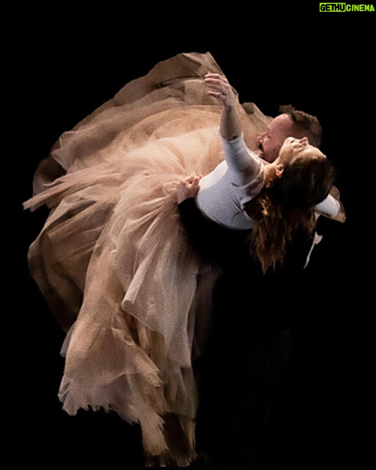 Juana Acosta Instagram - El teatro como vía para el conocimiento y la transformación de uno mismo y de la sociedad, el teatro como vehículo sanador… #DíaDelTeatro 🤍 #ElPerdón Te extraño @chevi_muraday