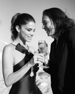 Juana Acosta Instagram - 15 Años juntas @juanitaFellag 🖤 Nuestro primer @festivaldecannes con “Carlos” de #OlivierAssayas y ahora “Les pistolets en plastique” de @jeanchristophemeurisse clausurando la @quinzaine_des_cineastes 
Merci Juanita, Je t’ aime. Tchin Tchin 🍾