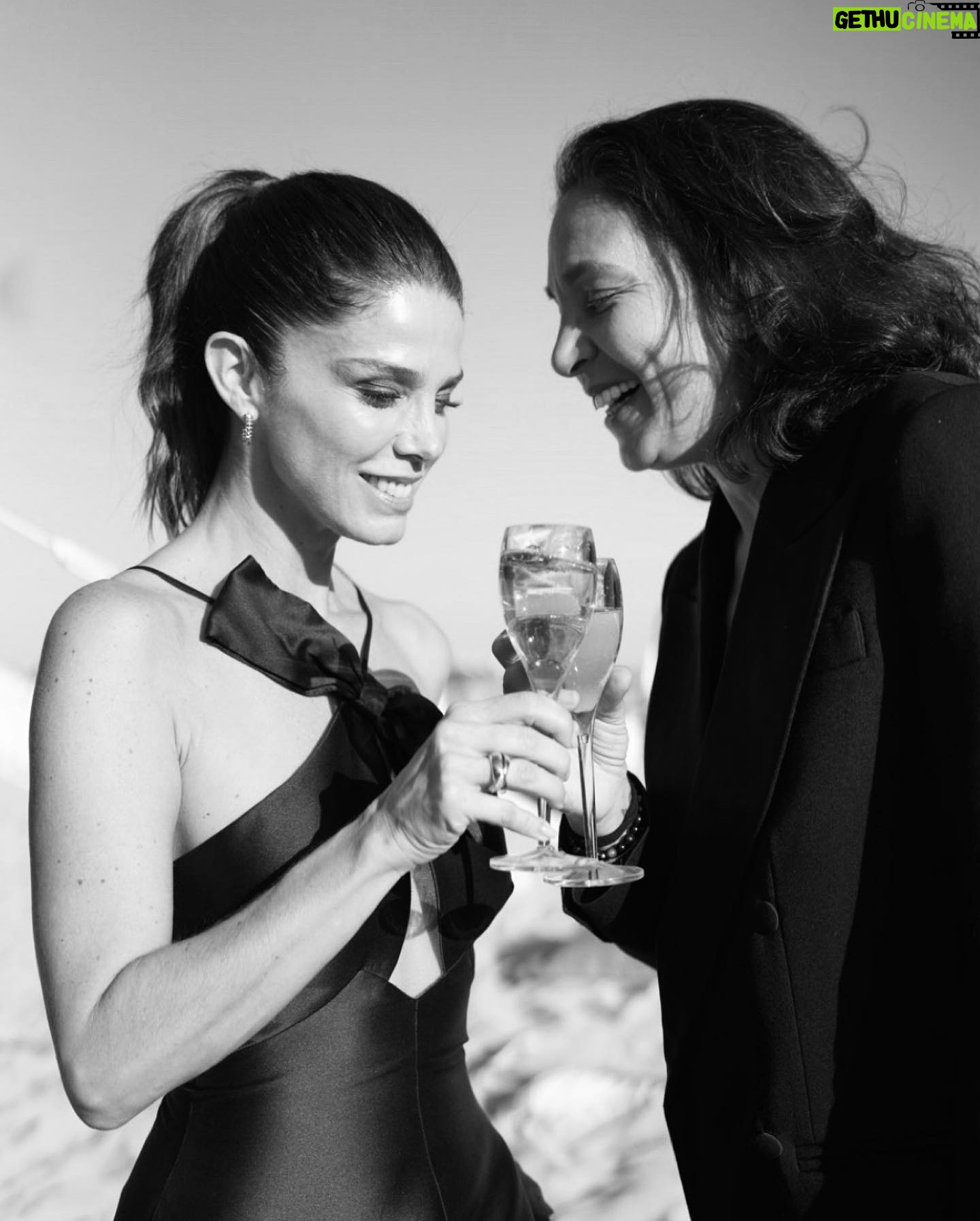 Juana Acosta - 3 Likes - 15 Años juntas @juanitaFellag 🖤 Nuestro primer @festivaldecannes con “Carlos” de #OlivierAssayas y ahora “Les pistolets en plastique” de @jeanchristophemeurisse clausurando la @quinzaine_des_cineastes
Merci Juanita, Je t’ aime. Tchin Tchin 🍾