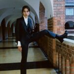 Juana del Río Instagram - He estado bastante ausente los últimos días. No sólo de Instagram.  Desde que hice la audición para esta película, sabía en lo que me metía. Hablar de un caso tan reciente, tan infame y aún no resuelto iba a despertar reacciones extremas. Al haber tenido tanta atención mediática y haber despertado tanta indignación, todos nos sentimos dueños de esta historia. Todos creemos conocer la verdad. Todos queremos tener la razón. Entendí que estaba tomando un riesgo pero entendí también por qué me escogieron. Rebeca era un personaje distinto a todo lo que había hecho antes, y al mismo tiempo muy cercano a mí. Por esa razón, decidimos como equipo tomar opciones inusuales en relación a la construcción de este personaje.  Rebeca es extraña. Sí. Es pesada, particular, atípica. Es un personaje en duelo. Es el recordatorio de esta tragedia. Se siente diferente. Siente que no es suficiente y nunca lo será. Que la vida es incómoda y que es mejor hacerse pequeño y no moverse mucho para no hacer el ridículo. Que así quiera, no puede dejar de ser quien es. Y que todo lo que ha luchado por construir, no es más que un chiste para los demás. Y ya no hay nada que hacer, ellos ya ganaron. Es ahí donde los músculos se paralizan, donde el pecho duele, donde la vida se mueve a la cadencia de un funeral, donde las pequeñas acciones y las tareas diminutas se vuelven retos inmensos. Es difícil sostener una conversación, es difícil hablar fuerte, es difícil sonreír, es difícil dejar de juzgarse y es imposible no vivir en un estado estoico, controlado, preciso.  Eso es Rebeca y eso soy yo también.  A los insultos ya estoy acostumbrada. Y trato de tomarlos con humor. Hago fotos y dibujos burlándome de mí misma. Soy la primera en ofenderme para impedir que lo hagan los demás. Pero con el tiempo aprendí que todo lo que me avergonzaba era mi mejor arma. Sin mirar a los lados, tenía que asumir quien era, aceptar lo que me hacía diferente y usarlo a mi favor.  (continúa en el primer comentario)
