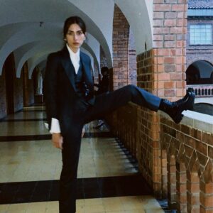 Juana del Río Instagram - He estado bastante ausente los últimos días. No sólo de Instagram. 

Desde que hice la audición para esta película, sabía en lo que me metía. Hablar de un caso tan reciente, tan infame y aún no resuelto iba a despertar reacciones extremas. Al haber tenido tanta atención mediática y haber despertado tanta indignación, todos nos sentimos dueños de esta historia. Todos creemos conocer la verdad. Todos queremos tener la razón.

Entendí que estaba tomando un riesgo pero entendí también por qué me escogieron. Rebeca era un personaje distinto a todo lo que había hecho antes, y al mismo tiempo muy cercano a mí. Por esa razón, decidimos como equipo tomar opciones inusuales en relación a la construcción de este personaje. 

Rebeca es extraña. Sí. Es pesada, particular, atípica. Es un personaje en duelo. Es el recordatorio de esta tragedia. Se siente diferente. Siente que no es suficiente y nunca lo será. Que la vida es incómoda y que es mejor hacerse pequeño y no moverse mucho para no hacer el ridículo. Que así quiera, no puede dejar de ser quien es. Y que todo lo que ha luchado por construir, no es más que un chiste para los demás. Y ya no hay nada que hacer, ellos ya ganaron.

Es ahí donde los músculos se paralizan, donde el pecho duele, donde la vida se mueve a la cadencia de un funeral, donde las pequeñas acciones y las tareas diminutas se vuelven retos inmensos. Es difícil sostener una conversación, es difícil hablar fuerte, es difícil sonreír, es difícil dejar de juzgarse y es imposible no vivir en un estado estoico, controlado, preciso. 

Eso es Rebeca y eso soy yo también. 

A los insultos ya estoy acostumbrada. Y trato de tomarlos con humor. Hago fotos y dibujos burlándome de mí misma. Soy la primera en ofenderme para impedir que lo hagan los demás. Pero con el tiempo aprendí que todo lo que me avergonzaba era mi mejor arma. Sin mirar a los lados, tenía que asumir quien era, aceptar lo que me hacía diferente y usarlo a mi favor. 

(continúa en el primer comentario)