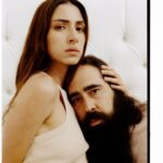 Juana del Río Instagram - En los últimos dos años, hemos escrito tres series. Una de ellas es Goles en Contra. Hace casi dos años ya, Andrés Calderón y Adriana Aparicio nos invitaron a escribir la tragedia de Andrés Escobar y de la Selección Colombia del 94. Vimos aquí la oportunidad de contar una historia importante que describe las dolencias, dificultades y contradicciones todavía no resueltas de este país. La historia de un sueño que nunca se cumplió. Vivimos con esa historia más de un año, soñándola y escribiéndola en Bogotá, en Corea y Chipre. Y fue un placer entregarle nuestros guiones a Carlos Moreno y su equipo para que los adaptaran e integraran su visión para la serie. Actuar siempre es y será mi vocación y prioridad. Sin embargo, en la universidad, escribía escenas para actuarlas con mis amigos, pero siempre pensé que actuar y escribir eran dos caminos distintos. Pero no. Saber escribir me hace mejor actriz y viceversa. Todos estos años, continué escribiendo en privado hasta que Jacques @jacquestoulemonde encontró mis cuadernos. Y desde entonces somos una dupla inquebrantable. Ver a Juan Pablo Urrego @juanpurrego como Andrés Escobar y a un elenco tremendo en los personajes que nos imaginamos, bajo la dirección de los grandes Carlos Moreno y Óscar Ruiz Navia @ruiz.navia , nos llena de ilusión. Gracias Andrés Calderón, Adriana Aparicio @adriaparicio , @dynamocine y @netflixlat por permitirnos hacer parte de este proyecto importante y maravilloso. Gracias por permitirme estar en esta ocasión, detrás de la pantalla. ¡No se la pierdan! La primera foto es un retrato que nos tomó la maravillosa Emilija @milijamilu , que tiene el inusual talento de encontrar lo que hay detrás de los rostros. Gracias, fantástica amiga.