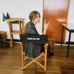 Juana del Río Instagram - He estado bastante ausente los últimos días. No sólo de Instagram.  Desde que hice la audición para esta película, sabía en lo que me metía. Hablar de un caso tan reciente, tan infame y aún no resuelto iba a despertar reacciones extremas. Al haber tenido tanta atención mediática y haber despertado tanta indignación, todos nos sentimos dueños de esta historia. Todos creemos conocer la verdad. Todos queremos tener la razón. Entendí que estaba tomando un riesgo pero entendí también por qué me escogieron. Rebeca era un personaje distinto a todo lo que había hecho antes, y al mismo tiempo muy cercano a mí. Por esa razón, decidimos como equipo tomar opciones inusuales en relación a la construcción de este personaje.  Rebeca es extraña. Sí. Es pesada, particular, atípica. Es un personaje en duelo. Es el recordatorio de esta tragedia. Se siente diferente. Siente que no es suficiente y nunca lo será. Que la vida es incómoda y que es mejor hacerse pequeño y no moverse mucho para no hacer el ridículo. Que así quiera, no puede dejar de ser quien es. Y que todo lo que ha luchado por construir, no es más que un chiste para los demás. Y ya no hay nada que hacer, ellos ya ganaron. Es ahí donde los músculos se paralizan, donde el pecho duele, donde la vida se mueve a la cadencia de un funeral, donde las pequeñas acciones y las tareas diminutas se vuelven retos inmensos. Es difícil sostener una conversación, es difícil hablar fuerte, es difícil sonreír, es difícil dejar de juzgarse y es imposible no vivir en un estado estoico, controlado, preciso.  Eso es Rebeca y eso soy yo también.  A los insultos ya estoy acostumbrada. Y trato de tomarlos con humor. Hago fotos y dibujos burlándome de mí misma. Soy la primera en ofenderme para impedir que lo hagan los demás. Pero con el tiempo aprendí que todo lo que me avergonzaba era mi mejor arma. Sin mirar a los lados, tenía que asumir quien era, aceptar lo que me hacía diferente y usarlo a mi favor.  (continúa en el primer comentario)