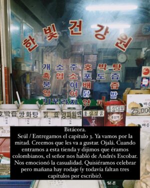 Juana del Río Instagram - En los últimos dos años, hemos escrito tres series. Una de ellas es Goles en Contra. 

Hace casi dos años ya, Andrés Calderón y Adriana Aparicio nos invitaron a escribir la tragedia de Andrés Escobar y de la Selección Colombia del 94. Vimos aquí la oportunidad de contar una historia importante que describe las dolencias, dificultades y contradicciones todavía no resueltas de este país. La historia de un sueño que nunca se cumplió.

Vivimos con esa historia más de un año, soñándola y escribiéndola en Bogotá, en Corea y Chipre. Y fue un placer entregarle nuestros guiones a Carlos Moreno y su equipo para que los adaptaran e integraran su visión para la serie.

Actuar siempre es y será mi vocación y prioridad. Sin embargo, en la universidad, escribía escenas para actuarlas con mis amigos, pero siempre pensé que actuar y escribir eran dos caminos distintos. Pero no. Saber escribir me hace mejor actriz y viceversa. Todos estos años, continué escribiendo en privado hasta que Jacques @jacquestoulemonde encontró mis cuadernos. Y desde entonces somos una dupla inquebrantable.

Ver a Juan Pablo Urrego @juanpurrego como Andrés Escobar y a un elenco tremendo en los personajes que nos imaginamos, bajo la dirección de los grandes Carlos Moreno y Óscar Ruiz Navia @ruiz.navia , nos llena de ilusión. Gracias Andrés Calderón, Adriana Aparicio @adriaparicio , @dynamocine y @netflixlat por permitirnos hacer parte de este proyecto importante y maravilloso.
Gracias por permitirme estar en esta ocasión, detrás de la pantalla. 

¡No se la pierdan!

La primera foto es un retrato que nos tomó la maravillosa Emilija @milijamilu , que tiene el inusual talento de encontrar lo que hay detrás de los rostros. Gracias, fantástica amiga.