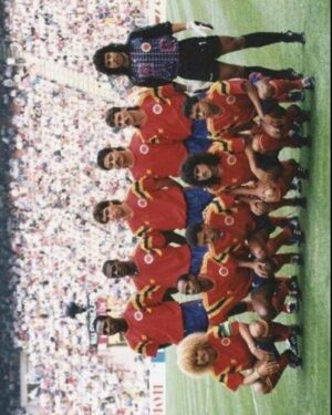 Juana del Río Instagram - En los últimos dos años, hemos escrito tres series. Una de ellas es Goles en Contra. 

Hace casi dos años ya, Andrés Calderón y Adriana Aparicio nos invitaron a escribir la tragedia de Andrés Escobar y de la Selección Colombia del 94. Vimos aquí la oportunidad de contar una historia importante que describe las dolencias, dificultades y contradicciones todavía no resueltas de este país. La historia de un sueño que nunca se cumplió.

Vivimos con esa historia más de un año, soñándola y escribiéndola en Bogotá, en Corea y Chipre. Y fue un placer entregarle nuestros guiones a Carlos Moreno y su equipo para que los adaptaran e integraran su visión para la serie.

Actuar siempre es y será mi vocación y prioridad. Sin embargo, en la universidad, escribía escenas para actuarlas con mis amigos, pero siempre pensé que actuar y escribir eran dos caminos distintos. Pero no. Saber escribir me hace mejor actriz y viceversa. Todos estos años, continué escribiendo en privado hasta que Jacques @jacquestoulemonde encontró mis cuadernos. Y desde entonces somos una dupla inquebrantable.

Ver a Juan Pablo Urrego @juanpurrego como Andrés Escobar y a un elenco tremendo en los personajes que nos imaginamos, bajo la dirección de los grandes Carlos Moreno y Óscar Ruiz Navia @ruiz.navia , nos llena de ilusión. Gracias Andrés Calderón, Adriana Aparicio @adriaparicio , @dynamocine y @netflixlat por permitirnos hacer parte de este proyecto importante y maravilloso.
Gracias por permitirme estar en esta ocasión, detrás de la pantalla. 

¡No se la pierdan!

La primera foto es un retrato que nos tomó la maravillosa Emilija @milijamilu , que tiene el inusual talento de encontrar lo que hay detrás de los rostros. Gracias, fantástica amiga.