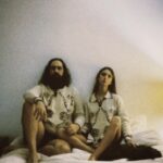 Juana del Río Instagram - En los últimos dos años, hemos escrito tres series. Una de ellas es Goles en Contra. Hace casi dos años ya, Andrés Calderón y Adriana Aparicio nos invitaron a escribir la tragedia de Andrés Escobar y de la Selección Colombia del 94. Vimos aquí la oportunidad de contar una historia importante que describe las dolencias, dificultades y contradicciones todavía no resueltas de este país. La historia de un sueño que nunca se cumplió. Vivimos con esa historia más de un año, soñándola y escribiéndola en Bogotá, en Corea y Chipre. Y fue un placer entregarle nuestros guiones a Carlos Moreno y su equipo para que los adaptaran e integraran su visión para la serie. Actuar siempre es y será mi vocación y prioridad. Sin embargo, en la universidad, escribía escenas para actuarlas con mis amigos, pero siempre pensé que actuar y escribir eran dos caminos distintos. Pero no. Saber escribir me hace mejor actriz y viceversa. Todos estos años, continué escribiendo en privado hasta que Jacques @jacquestoulemonde encontró mis cuadernos. Y desde entonces somos una dupla inquebrantable. Ver a Juan Pablo Urrego @juanpurrego como Andrés Escobar y a un elenco tremendo en los personajes que nos imaginamos, bajo la dirección de los grandes Carlos Moreno y Óscar Ruiz Navia @ruiz.navia , nos llena de ilusión. Gracias Andrés Calderón, Adriana Aparicio @adriaparicio , @dynamocine y @netflixlat por permitirnos hacer parte de este proyecto importante y maravilloso. Gracias por permitirme estar en esta ocasión, detrás de la pantalla. ¡No se la pierdan! La primera foto es un retrato que nos tomó la maravillosa Emilija @milijamilu , que tiene el inusual talento de encontrar lo que hay detrás de los rostros. Gracias, fantástica amiga.