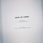 Juana del Río Instagram - En los últimos dos años, hemos escrito tres series. Una de ellas es Goles en Contra. Hace casi dos años ya, Andrés Calderón y Adriana Aparicio nos invitaron a escribir la tragedia de Andrés Escobar y de la Selección Colombia del 94. Vimos aquí la oportunidad de contar una historia importante que describe las dolencias, dificultades y contradicciones todavía no resueltas de este país. La historia de un sueño que nunca se cumplió. Vivimos con esa historia más de un año, soñándola y escribiéndola en Bogotá, en Corea y Chipre. Y fue un placer entregarle nuestros guiones a Carlos Moreno y su equipo para que los adaptaran e integraran su visión para la serie. Actuar siempre es y será mi vocación y prioridad. Sin embargo, en la universidad, escribía escenas para actuarlas con mis amigos, pero siempre pensé que actuar y escribir eran dos caminos distintos. Pero no. Saber escribir me hace mejor actriz y viceversa. Todos estos años, continué escribiendo en privado hasta que Jacques @jacquestoulemonde encontró mis cuadernos. Y desde entonces somos una dupla inquebrantable. Ver a Juan Pablo Urrego @juanpurrego como Andrés Escobar y a un elenco tremendo en los personajes que nos imaginamos, bajo la dirección de los grandes Carlos Moreno y Óscar Ruiz Navia @ruiz.navia , nos llena de ilusión. Gracias Andrés Calderón, Adriana Aparicio @adriaparicio , @dynamocine y @netflixlat por permitirnos hacer parte de este proyecto importante y maravilloso. Gracias por permitirme estar en esta ocasión, detrás de la pantalla. ¡No se la pierdan! La primera foto es un retrato que nos tomó la maravillosa Emilija @milijamilu , que tiene el inusual talento de encontrar lo que hay detrás de los rostros. Gracias, fantástica amiga.