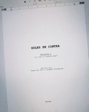 Juana del Río Instagram - En los últimos dos años, hemos escrito tres series. Una de ellas es Goles en Contra. 

Hace casi dos años ya, Andrés Calderón y Adriana Aparicio nos invitaron a escribir la tragedia de Andrés Escobar y de la Selección Colombia del 94. Vimos aquí la oportunidad de contar una historia importante que describe las dolencias, dificultades y contradicciones todavía no resueltas de este país. La historia de un sueño que nunca se cumplió.

Vivimos con esa historia más de un año, soñándola y escribiéndola en Bogotá, en Corea y Chipre. Y fue un placer entregarle nuestros guiones a Carlos Moreno y su equipo para que los adaptaran e integraran su visión para la serie.

Actuar siempre es y será mi vocación y prioridad. Sin embargo, en la universidad, escribía escenas para actuarlas con mis amigos, pero siempre pensé que actuar y escribir eran dos caminos distintos. Pero no. Saber escribir me hace mejor actriz y viceversa. Todos estos años, continué escribiendo en privado hasta que Jacques @jacquestoulemonde encontró mis cuadernos. Y desde entonces somos una dupla inquebrantable.

Ver a Juan Pablo Urrego @juanpurrego como Andrés Escobar y a un elenco tremendo en los personajes que nos imaginamos, bajo la dirección de los grandes Carlos Moreno y Óscar Ruiz Navia @ruiz.navia , nos llena de ilusión. Gracias Andrés Calderón, Adriana Aparicio @adriaparicio , @dynamocine y @netflixlat por permitirnos hacer parte de este proyecto importante y maravilloso.
Gracias por permitirme estar en esta ocasión, detrás de la pantalla. 

¡No se la pierdan!

La primera foto es un retrato que nos tomó la maravillosa Emilija @milijamilu , que tiene el inusual talento de encontrar lo que hay detrás de los rostros. Gracias, fantástica amiga.