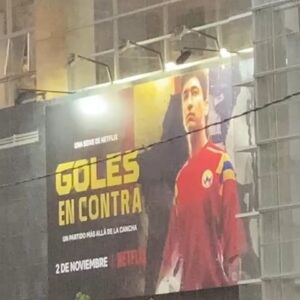 Juana del Río Instagram - En los últimos dos años, hemos escrito tres series. Una de ellas es Goles en Contra. 

Hace casi dos años ya, Andrés Calderón y Adriana Aparicio nos invitaron a escribir la tragedia de Andrés Escobar y de la Selección Colombia del 94. Vimos aquí la oportunidad de contar una historia importante que describe las dolencias, dificultades y contradicciones todavía no resueltas de este país. La historia de un sueño que nunca se cumplió.

Vivimos con esa historia más de un año, soñándola y escribiéndola en Bogotá, en Corea y Chipre. Y fue un placer entregarle nuestros guiones a Carlos Moreno y su equipo para que los adaptaran e integraran su visión para la serie.

Actuar siempre es y será mi vocación y prioridad. Sin embargo, en la universidad, escribía escenas para actuarlas con mis amigos, pero siempre pensé que actuar y escribir eran dos caminos distintos. Pero no. Saber escribir me hace mejor actriz y viceversa. Todos estos años, continué escribiendo en privado hasta que Jacques @jacquestoulemonde encontró mis cuadernos. Y desde entonces somos una dupla inquebrantable.

Ver a Juan Pablo Urrego @juanpurrego como Andrés Escobar y a un elenco tremendo en los personajes que nos imaginamos, bajo la dirección de los grandes Carlos Moreno y Óscar Ruiz Navia @ruiz.navia , nos llena de ilusión. Gracias Andrés Calderón, Adriana Aparicio @adriaparicio , @dynamocine y @netflixlat por permitirnos hacer parte de este proyecto importante y maravilloso.
Gracias por permitirme estar en esta ocasión, detrás de la pantalla. 

¡No se la pierdan!

La primera foto es un retrato que nos tomó la maravillosa Emilija @milijamilu , que tiene el inusual talento de encontrar lo que hay detrás de los rostros. Gracias, fantástica amiga.