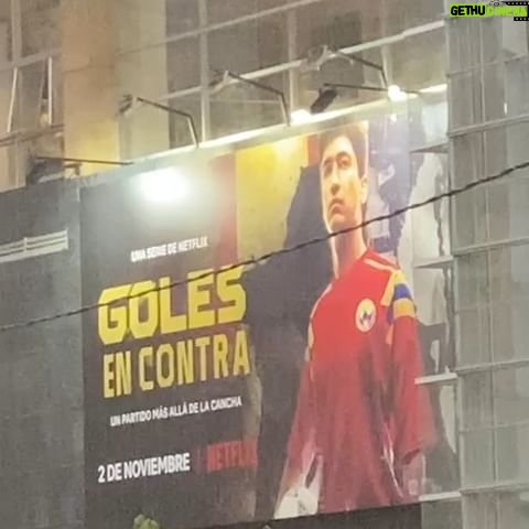 Juana del Río - 8.1K Likes - En los últimos dos años, hemos escrito tres series. Una de ellas es Goles en Contra.
Hace casi dos años ya, Andrés Calderón y Adriana Aparicio nos invitaron a escribir la tragedia de Andrés Escobar y de la Selección Colombia del 94. Vimos aquí la oportunidad de contar una historia importante que describe las dolencias, dificultades y contradicciones todavía no resueltas de este país. La historia de un sueño que nunca se cumplió.
Vivimos con esa historia más de un año, soñándola y escribiéndola en Bogotá, en Corea y Chipre. Y fue un placer entregarle nuestros guiones a Carlos Moreno y su equipo para que los adaptaran e integraran su visión para la serie.
Actuar siempre es y será mi vocación y prioridad. Sin embargo, en la universidad, escribía escenas para actuarlas con mis amigos, pero siempre pensé que actuar y escribir eran dos caminos distintos. Pero no. Saber escribir me hace mejor actriz y viceversa. Todos estos años, continué escribiendo en privado hasta que Jacques @jacquestoulemonde encontró mis cuadernos. Y desde entonces somos una dupla inquebrantable.
Ver a Juan Pablo Urrego @juanpurrego como Andrés Escobar y a un elenco tremendo en los personajes que nos imaginamos, bajo la dirección de los grandes Carlos Moreno y Óscar Ruiz Navia @ruiz.navia , nos llena de ilusión. Gracias Andrés Calderón, Adriana Aparicio @adriaparicio , @dynamocine y @netflixlat por permitirnos hacer parte de este proyecto importante y maravilloso.
Gracias por permitirme estar en esta ocasión, detrás de la pantalla.
¡No se la pierdan!
La primera foto es un retrato que nos tomó la maravillosa Emilija @milijamilu , que tiene el inusual talento de encontrar lo que hay detrás de los rostros. Gracias, fantástica amiga.