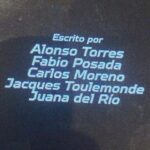 Juana del Río Instagram - En los últimos dos años, hemos escrito tres series. Una de ellas es Goles en Contra. Hace casi dos años ya, Andrés Calderón y Adriana Aparicio nos invitaron a escribir la tragedia de Andrés Escobar y de la Selección Colombia del 94. Vimos aquí la oportunidad de contar una historia importante que describe las dolencias, dificultades y contradicciones todavía no resueltas de este país. La historia de un sueño que nunca se cumplió. Vivimos con esa historia más de un año, soñándola y escribiéndola en Bogotá, en Corea y Chipre. Y fue un placer entregarle nuestros guiones a Carlos Moreno y su equipo para que los adaptaran e integraran su visión para la serie. Actuar siempre es y será mi vocación y prioridad. Sin embargo, en la universidad, escribía escenas para actuarlas con mis amigos, pero siempre pensé que actuar y escribir eran dos caminos distintos. Pero no. Saber escribir me hace mejor actriz y viceversa. Todos estos años, continué escribiendo en privado hasta que Jacques @jacquestoulemonde encontró mis cuadernos. Y desde entonces somos una dupla inquebrantable. Ver a Juan Pablo Urrego @juanpurrego como Andrés Escobar y a un elenco tremendo en los personajes que nos imaginamos, bajo la dirección de los grandes Carlos Moreno y Óscar Ruiz Navia @ruiz.navia , nos llena de ilusión. Gracias Andrés Calderón, Adriana Aparicio @adriaparicio , @dynamocine y @netflixlat por permitirnos hacer parte de este proyecto importante y maravilloso. Gracias por permitirme estar en esta ocasión, detrás de la pantalla. ¡No se la pierdan! La primera foto es un retrato que nos tomó la maravillosa Emilija @milijamilu , que tiene el inusual talento de encontrar lo que hay detrás de los rostros. Gracias, fantástica amiga.