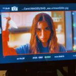 Juana del Río Instagram – He estado bastante ausente los últimos días. No sólo de Instagram. 

Desde que hice la audición para esta película, sabía en lo que me metía. Hablar de un caso tan reciente, tan infame y aún no resuelto iba a despertar reacciones extremas. Al haber tenido tanta atención mediática y haber despertado tanta indignación, todos nos sentimos dueños de esta historia. Todos creemos conocer la verdad. Todos queremos tener la razón.

Entendí que estaba tomando un riesgo pero entendí también por qué me escogieron. Rebeca era un personaje distinto a todo lo que había hecho antes, y al mismo tiempo muy cercano a mí. Por esa razón, decidimos como equipo tomar opciones inusuales en relación a la construcción de este personaje. 

Rebeca es extraña. Sí. Es pesada, particular, atípica. Es un personaje en duelo. Es el recordatorio de esta tragedia. Se siente diferente. Siente que no es suficiente y nunca lo será. Que la vida es incómoda y que es mejor hacerse pequeño y no moverse mucho para no hacer el ridículo. Que así quiera, no puede dejar de ser quien es. Y que todo lo que ha luchado por construir, no es más que un chiste para los demás. Y ya no hay nada que hacer, ellos ya ganaron.

Es ahí donde los músculos se paralizan, donde el pecho duele, donde la vida se mueve a la cadencia de un funeral, donde las pequeñas acciones y las tareas diminutas se vuelven retos inmensos. Es difícil sostener una conversación, es difícil hablar fuerte, es difícil sonreír, es difícil dejar de juzgarse y es imposible no vivir en un estado estoico, controlado, preciso. 

Eso es Rebeca y eso soy yo también. 

A los insultos ya estoy acostumbrada. Y trato de tomarlos con humor. Hago fotos y dibujos burlándome de mí misma. Soy la primera en ofenderme para impedir que lo hagan los demás. Pero con el tiempo aprendí que todo lo que me avergonzaba era mi mejor arma. Sin mirar a los lados, tenía que asumir quien era, aceptar lo que me hacía diferente y usarlo a mi favor. 

(continúa en el primer comentario)