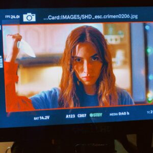 Juana del Río Instagram - He estado bastante ausente los últimos días. No sólo de Instagram. 

Desde que hice la audición para esta película, sabía en lo que me metía. Hablar de un caso tan reciente, tan infame y aún no resuelto iba a despertar reacciones extremas. Al haber tenido tanta atención mediática y haber despertado tanta indignación, todos nos sentimos dueños de esta historia. Todos creemos conocer la verdad. Todos queremos tener la razón.

Entendí que estaba tomando un riesgo pero entendí también por qué me escogieron. Rebeca era un personaje distinto a todo lo que había hecho antes, y al mismo tiempo muy cercano a mí. Por esa razón, decidimos como equipo tomar opciones inusuales en relación a la construcción de este personaje. 

Rebeca es extraña. Sí. Es pesada, particular, atípica. Es un personaje en duelo. Es el recordatorio de esta tragedia. Se siente diferente. Siente que no es suficiente y nunca lo será. Que la vida es incómoda y que es mejor hacerse pequeño y no moverse mucho para no hacer el ridículo. Que así quiera, no puede dejar de ser quien es. Y que todo lo que ha luchado por construir, no es más que un chiste para los demás. Y ya no hay nada que hacer, ellos ya ganaron.

Es ahí donde los músculos se paralizan, donde el pecho duele, donde la vida se mueve a la cadencia de un funeral, donde las pequeñas acciones y las tareas diminutas se vuelven retos inmensos. Es difícil sostener una conversación, es difícil hablar fuerte, es difícil sonreír, es difícil dejar de juzgarse y es imposible no vivir en un estado estoico, controlado, preciso. 

Eso es Rebeca y eso soy yo también. 

A los insultos ya estoy acostumbrada. Y trato de tomarlos con humor. Hago fotos y dibujos burlándome de mí misma. Soy la primera en ofenderme para impedir que lo hagan los demás. Pero con el tiempo aprendí que todo lo que me avergonzaba era mi mejor arma. Sin mirar a los lados, tenía que asumir quien era, aceptar lo que me hacía diferente y usarlo a mi favor. 

(continúa en el primer comentario)