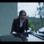 Juana del Río Instagram – He estado bastante ausente los últimos días. No sólo de Instagram. 

Desde que hice la audición para esta película, sabía en lo que me metía. Hablar de un caso tan reciente, tan infame y aún no resuelto iba a despertar reacciones extremas. Al haber tenido tanta atención mediática y haber despertado tanta indignación, todos nos sentimos dueños de esta historia. Todos creemos conocer la verdad. Todos queremos tener la razón.

Entendí que estaba tomando un riesgo pero entendí también por qué me escogieron. Rebeca era un personaje distinto a todo lo que había hecho antes, y al mismo tiempo muy cercano a mí. Por esa razón, decidimos como equipo tomar opciones inusuales en relación a la construcción de este personaje. 

Rebeca es extraña. Sí. Es pesada, particular, atípica. Es un personaje en duelo. Es el recordatorio de esta tragedia. Se siente diferente. Siente que no es suficiente y nunca lo será. Que la vida es incómoda y que es mejor hacerse pequeño y no moverse mucho para no hacer el ridículo. Que así quiera, no puede dejar de ser quien es. Y que todo lo que ha luchado por construir, no es más que un chiste para los demás. Y ya no hay nada que hacer, ellos ya ganaron.

Es ahí donde los músculos se paralizan, donde el pecho duele, donde la vida se mueve a la cadencia de un funeral, donde las pequeñas acciones y las tareas diminutas se vuelven retos inmensos. Es difícil sostener una conversación, es difícil hablar fuerte, es difícil sonreír, es difícil dejar de juzgarse y es imposible no vivir en un estado estoico, controlado, preciso. 

Eso es Rebeca y eso soy yo también. 

A los insultos ya estoy acostumbrada. Y trato de tomarlos con humor. Hago fotos y dibujos burlándome de mí misma. Soy la primera en ofenderme para impedir que lo hagan los demás. Pero con el tiempo aprendí que todo lo que me avergonzaba era mi mejor arma. Sin mirar a los lados, tenía que asumir quien era, aceptar lo que me hacía diferente y usarlo a mi favor. 

(continúa en el primer comentario)