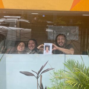 Juana del Río Instagram - He estado bastante ausente los últimos días. No sólo de Instagram. 

Desde que hice la audición para esta película, sabía en lo que me metía. Hablar de un caso tan reciente, tan infame y aún no resuelto iba a despertar reacciones extremas. Al haber tenido tanta atención mediática y haber despertado tanta indignación, todos nos sentimos dueños de esta historia. Todos creemos conocer la verdad. Todos queremos tener la razón.

Entendí que estaba tomando un riesgo pero entendí también por qué me escogieron. Rebeca era un personaje distinto a todo lo que había hecho antes, y al mismo tiempo muy cercano a mí. Por esa razón, decidimos como equipo tomar opciones inusuales en relación a la construcción de este personaje. 

Rebeca es extraña. Sí. Es pesada, particular, atípica. Es un personaje en duelo. Es el recordatorio de esta tragedia. Se siente diferente. Siente que no es suficiente y nunca lo será. Que la vida es incómoda y que es mejor hacerse pequeño y no moverse mucho para no hacer el ridículo. Que así quiera, no puede dejar de ser quien es. Y que todo lo que ha luchado por construir, no es más que un chiste para los demás. Y ya no hay nada que hacer, ellos ya ganaron.

Es ahí donde los músculos se paralizan, donde el pecho duele, donde la vida se mueve a la cadencia de un funeral, donde las pequeñas acciones y las tareas diminutas se vuelven retos inmensos. Es difícil sostener una conversación, es difícil hablar fuerte, es difícil sonreír, es difícil dejar de juzgarse y es imposible no vivir en un estado estoico, controlado, preciso. 

Eso es Rebeca y eso soy yo también. 

A los insultos ya estoy acostumbrada. Y trato de tomarlos con humor. Hago fotos y dibujos burlándome de mí misma. Soy la primera en ofenderme para impedir que lo hagan los demás. Pero con el tiempo aprendí que todo lo que me avergonzaba era mi mejor arma. Sin mirar a los lados, tenía que asumir quien era, aceptar lo que me hacía diferente y usarlo a mi favor. 

(continúa en el primer comentario)