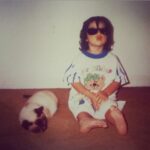 Juana del Río Instagram - He estado bastante ausente los últimos días. No sólo de Instagram.  Desde que hice la audición para esta película, sabía en lo que me metía. Hablar de un caso tan reciente, tan infame y aún no resuelto iba a despertar reacciones extremas. Al haber tenido tanta atención mediática y haber despertado tanta indignación, todos nos sentimos dueños de esta historia. Todos creemos conocer la verdad. Todos queremos tener la razón. Entendí que estaba tomando un riesgo pero entendí también por qué me escogieron. Rebeca era un personaje distinto a todo lo que había hecho antes, y al mismo tiempo muy cercano a mí. Por esa razón, decidimos como equipo tomar opciones inusuales en relación a la construcción de este personaje.  Rebeca es extraña. Sí. Es pesada, particular, atípica. Es un personaje en duelo. Es el recordatorio de esta tragedia. Se siente diferente. Siente que no es suficiente y nunca lo será. Que la vida es incómoda y que es mejor hacerse pequeño y no moverse mucho para no hacer el ridículo. Que así quiera, no puede dejar de ser quien es. Y que todo lo que ha luchado por construir, no es más que un chiste para los demás. Y ya no hay nada que hacer, ellos ya ganaron. Es ahí donde los músculos se paralizan, donde el pecho duele, donde la vida se mueve a la cadencia de un funeral, donde las pequeñas acciones y las tareas diminutas se vuelven retos inmensos. Es difícil sostener una conversación, es difícil hablar fuerte, es difícil sonreír, es difícil dejar de juzgarse y es imposible no vivir en un estado estoico, controlado, preciso.  Eso es Rebeca y eso soy yo también.  A los insultos ya estoy acostumbrada. Y trato de tomarlos con humor. Hago fotos y dibujos burlándome de mí misma. Soy la primera en ofenderme para impedir que lo hagan los demás. Pero con el tiempo aprendí que todo lo que me avergonzaba era mi mejor arma. Sin mirar a los lados, tenía que asumir quien era, aceptar lo que me hacía diferente y usarlo a mi favor.  (continúa en el primer comentario)