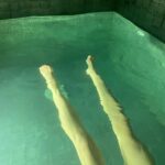 Juana del Río Instagram - El 15 de Junio, cumplí años. Siempre se ha sentido extraño cumplir años. Pero debo confesar que este año lo disfruté. Han sido días de festejos, hibernación y preparación para lo que sigue. Me sentí tan celebrada y valiosa que no podía dejar de agradecer. A mi amado @jacquestoulemonde . Mi mejor amigo, mi mejor mitad. Gracias porque cuando no puede ser mejor, siempre puede ser mejor. Porque juntos somos invencibles. 🦇 A mamá y papá, gracias por estar ahí, incansables y preciosos. Al pie del cañón. Gracias a mis incondicionales y fantásticos amigos de siempre y a los nuevos amigos con los que ahora también tengo el tremendo privilegio de compartir la vida. Y a todos ustedes, seres maravillosos. Gracias por sus felicitaciones, su amor, su generosidad que no deja de sorprenderme. Qué afortunada. Los quiero hasta el hueso. Y bueno, aquí sigo, rara, ilusionada y feliz un año más. 🦇🦇🦇