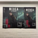 Juana del Río Instagram - Medea no sólo me liberó. Me recordó quién era. Encontré en ella un reflejo de mis oscuridades y rarezas. Y al sentirme acompañada de esa manera, sentí que pertenecía a algo más grande que yo. A Medea, al final, el Sol viene por ella. La ilumina, la perdona, la felicita y se la lleva. Es el honor máximo. Y sentí con ella que el Sol nos recogía. Cuando hablo de Medea, me refiero al personaje, pero también a la obra, a @jimmyrangel_ y al equipo tremendo con el que tuve el honor solar de trabajar. Encontré en ustedes nuevos afectos y lazos inquebrantables, de esos que sólo se crean en lo vulnerable. Gracias a todos los que hicieron esto posible. Gracias a todos los que fueron a acompañarnos y que agotaron completamente la boletería. @eneldelia 🦇 Medea me dejó una herida profunda. Una herida sanadora y oscura que espero nunca se cierre. La portada de esta publicación, creada en colaboración con @nicolas.caballero.arenas y su maestría de la IA, la tengo hace rato. No había querido subirla por las reacciones extremas que suelen generar en algunos este tipo de imágenes. Pero con Medea aprendí que la vida viene en contradicciones. En la luz hay oscuridad y viceversa. Gracias a Medea, hoy me abrazo. En una tina. Llena de sangre. Ja. 🦇