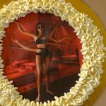 Juana del Río Instagram - El 15 de Junio, cumplí años. Siempre se ha sentido extraño cumplir años. Pero debo confesar que este año lo disfruté. Han sido días de festejos, hibernación y preparación para lo que sigue. Me sentí tan celebrada y valiosa que no podía dejar de agradecer. A mi amado @jacquestoulemonde . Mi mejor amigo, mi mejor mitad. Gracias porque cuando no puede ser mejor, siempre puede ser mejor. Porque juntos somos invencibles. 🦇 A mamá y papá, gracias por estar ahí, incansables y preciosos. Al pie del cañón. Gracias a mis incondicionales y fantásticos amigos de siempre y a los nuevos amigos con los que ahora también tengo el tremendo privilegio de compartir la vida. Y a todos ustedes, seres maravillosos. Gracias por sus felicitaciones, su amor, su generosidad que no deja de sorprenderme. Qué afortunada. Los quiero hasta el hueso. Y bueno, aquí sigo, rara, ilusionada y feliz un año más. 🦇🦇🦇