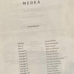 Juana del Río Instagram - Medea no sólo me liberó. Me recordó quién era. Encontré en ella un reflejo de mis oscuridades y rarezas. Y al sentirme acompañada de esa manera, sentí que pertenecía a algo más grande que yo. A Medea, al final, el Sol viene por ella. La ilumina, la perdona, la felicita y se la lleva. Es el honor máximo. Y sentí con ella que el Sol nos recogía. Cuando hablo de Medea, me refiero al personaje, pero también a la obra, a @jimmyrangel_ y al equipo tremendo con el que tuve el honor solar de trabajar. Encontré en ustedes nuevos afectos y lazos inquebrantables, de esos que sólo se crean en lo vulnerable. Gracias a todos los que hicieron esto posible. Gracias a todos los que fueron a acompañarnos y que agotaron completamente la boletería. @eneldelia 🦇 Medea me dejó una herida profunda. Una herida sanadora y oscura que espero nunca se cierre. La portada de esta publicación, creada en colaboración con @nicolas.caballero.arenas y su maestría de la IA, la tengo hace rato. No había querido subirla por las reacciones extremas que suelen generar en algunos este tipo de imágenes. Pero con Medea aprendí que la vida viene en contradicciones. En la luz hay oscuridad y viceversa. Gracias a Medea, hoy me abrazo. En una tina. Llena de sangre. Ja. 🦇