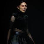 Juana del Río Instagram - M E D E A - Hoy despertamos con la noticia de que la boletería para lo que resta de esta temporada está agotada. Estoy emocionada y conmovida. Agotamos la temporada entera. 🦇 Al excepcional equipo con el que tengo el placer de trabajar y a ustedes, muchas gracias. - “ Desde la cima de tu cabeza, brota confundida la sangre con el fuego. Y bajo las invisibles dentelladas del veneno se desprenden los huesos de tus carnes, como lágrimas de pino.” MEDEA, versión del formidable @jimmyrangel_ / @eneldelia Las fotos 1, 8, 9 y 10. @hectocol @dantaproduce / 2, 4 y 6. @alexai4 Ojalá no se la hayan perdido. 🦇