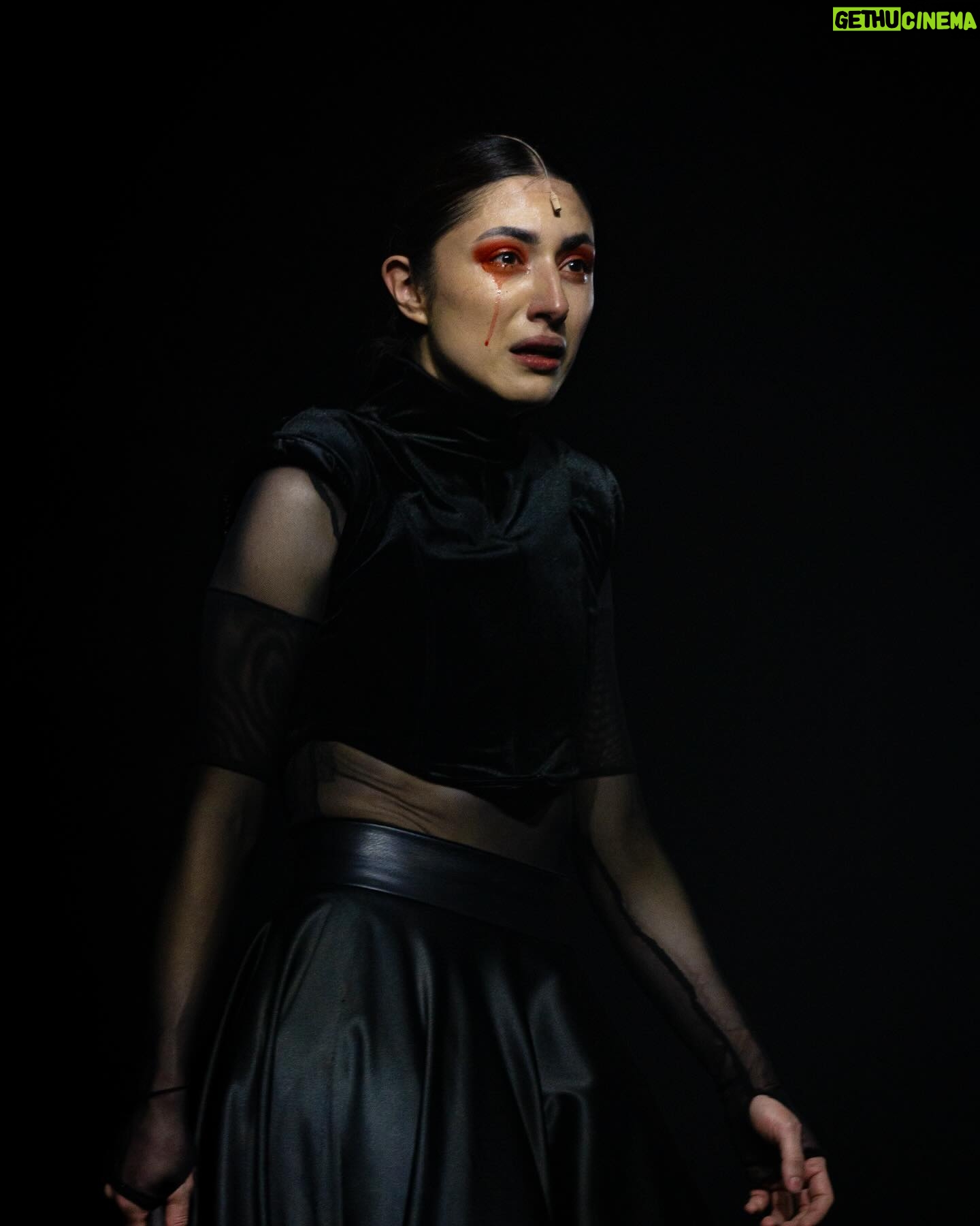 Juana del Río Instagram - M E D E A - Hoy despertamos con la noticia de que la boletería para lo que resta de esta temporada está agotada. Estoy emocionada y conmovida. Agotamos la temporada entera. 🦇 Al excepcional equipo con el que tengo el placer de trabajar y a ustedes, muchas gracias. - “ Desde la cima de tu cabeza, brota confundida la sangre con el fuego. Y bajo las invisibles dentelladas del veneno se desprenden los huesos de tus carnes, como lágrimas de pino.” MEDEA, versión del formidable @jimmyrangel_ / @eneldelia Las fotos 1, 8, 9 y 10. @hectocol @dantaproduce / 2, 4 y 6. @alexai4 Ojalá no se la hayan perdido. 🦇