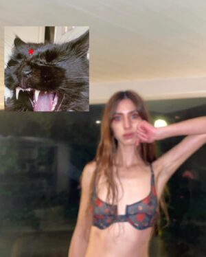 Juana del Río Instagram - La mayoría de estas fotos fueron tomadas después de las 2 am. Tiempo en el que usualmente acaba nuestro tiempo de escritura. Pronto tendremos que entregar. 
Aquí entonces dejamos un rastro de esas noches para que cuando tengamos el placer de ver esas historias vivas, recordemos que mientras las escribíamos tomábamos fotos para calmar el miedo que produce decidir sobre vidas imaginadas. 🦇