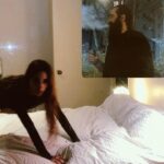 Juana del Río Instagram - La mayoría de estas fotos fueron tomadas después de las 2 am. Tiempo en el que usualmente acaba nuestro tiempo de escritura. Pronto tendremos que entregar. Aquí entonces dejamos un rastro de esas noches para que cuando tengamos el placer de ver esas historias vivas, recordemos que mientras las escribíamos tomábamos fotos para calmar el miedo que produce decidir sobre vidas imaginadas. 🦇